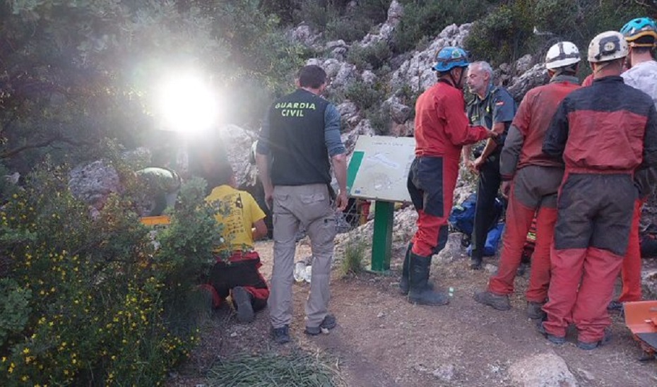Equipo de rescate en Cueva de la Gitana en María.